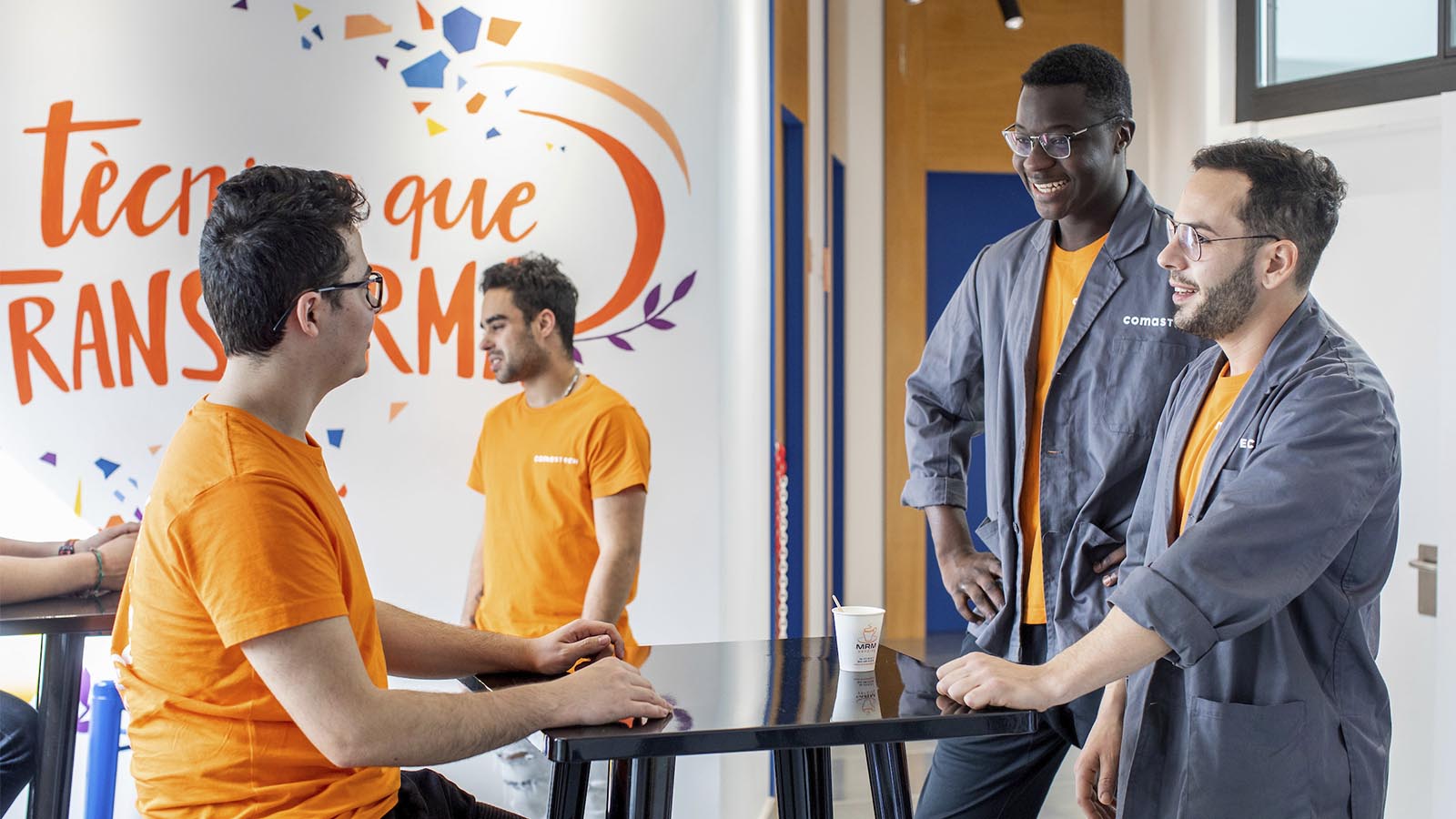 Estudiants de la formació de mecànica a Comastech.