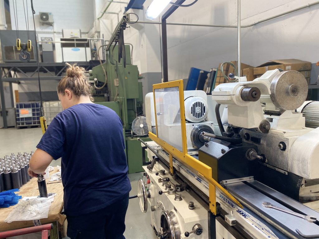 Trabajadora realizando tareas en mecánica indústrial