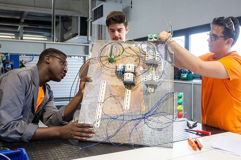 Mecatrònica versus Robòtica Mecatrònica versus Robòtica, quina és la diferència? Estudiants del Grau fent pràctiques al taller.
