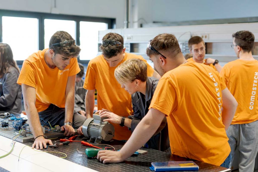 Alumnes de Comastech realitzant pràctiques del mòdul de Mecatrònica Industrial