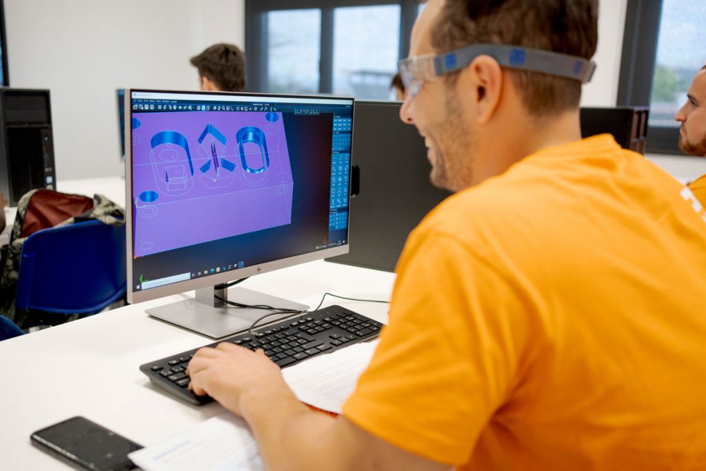 Pràctiques de disseny de peces a l'aula d'informàtica pels alumnes del cicle en Mecatrònica Industrial.
