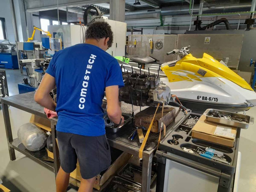 ALumne reparant moto aiguga curs mecànica nàutica