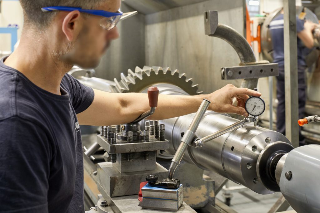 Tornero comprobando una pieza